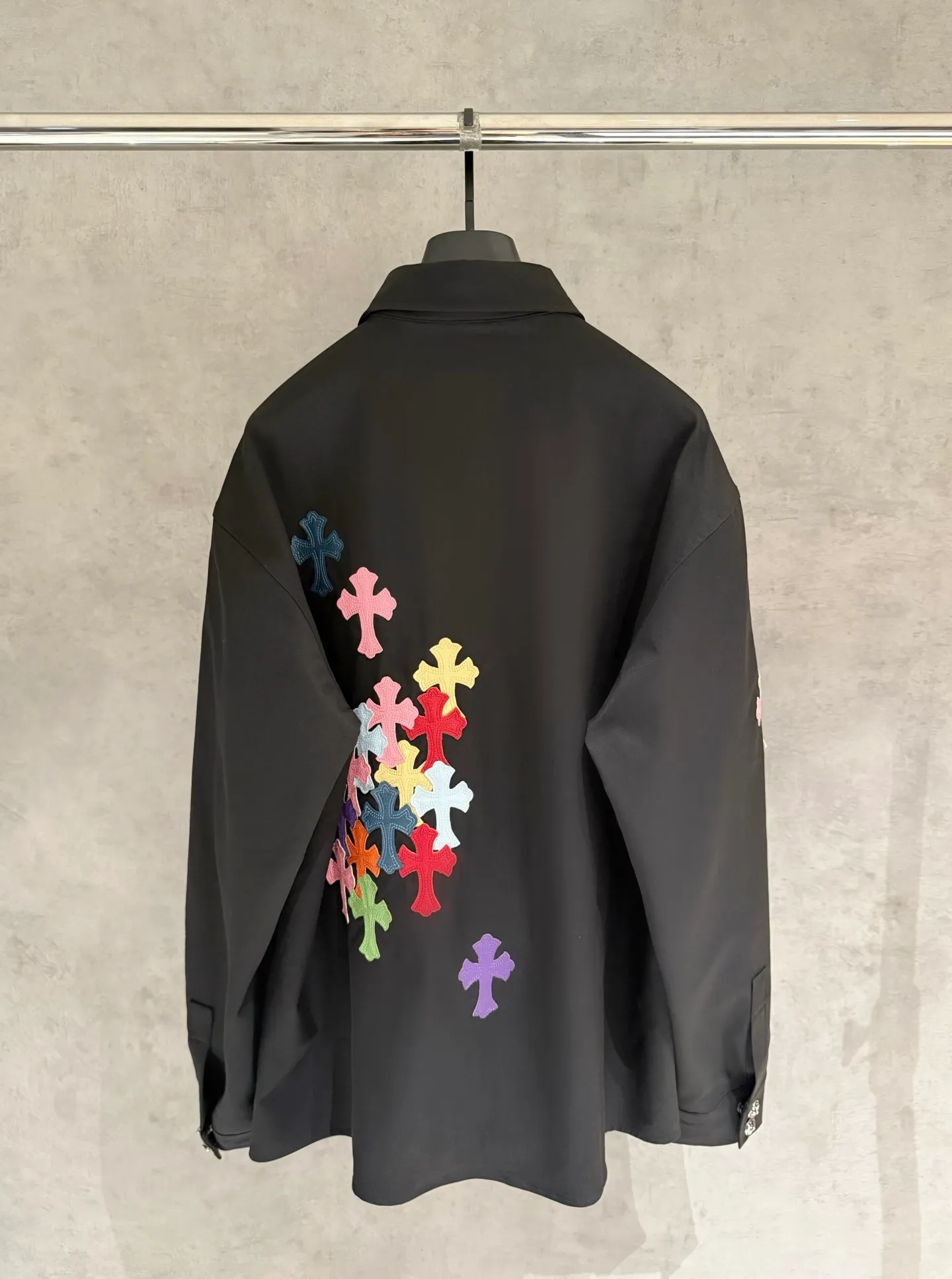 🅿️420 [Strict quality control] CH Croix heart cross-veneer workwear jacket, shirt jacket, camouflage cross workdog is the best-looking jacket in CH, black leather➕horse hair cross leather stitching, silver-plated hardware, loose version, quite wide and stylish, same style for men and women. Color: black and white 2 colors Size: M-2xl